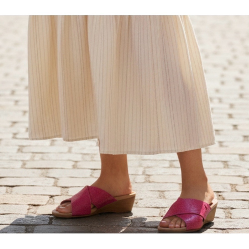 Vionic Women's Fuchsia Textured Mules in excellent conditions - Picture 2 of 16